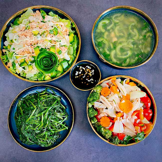 - Salad rau củ cá hồi
- Rau muống luộc
- Mực xào thập cẩm
- Canh khổ qua và tôm