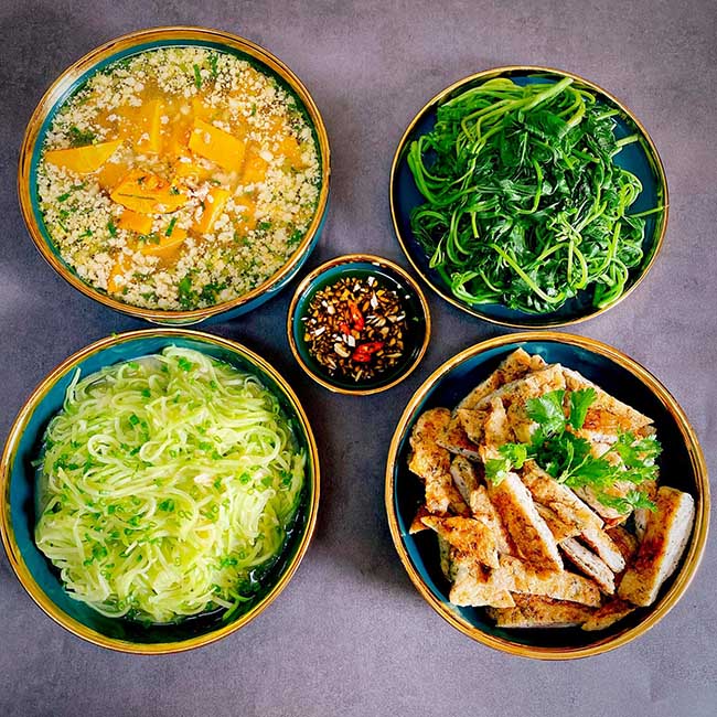 - Canh bí đỏ nấu thịt
- Chả cá thác lác chiên
- Su su xào
- Rau khoai lang luộc