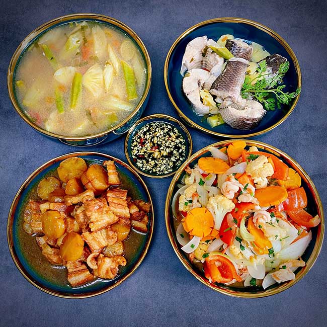 - Canh chua cá lóc
- Thịt kho củ cải
- Tôm xào thập cẩm