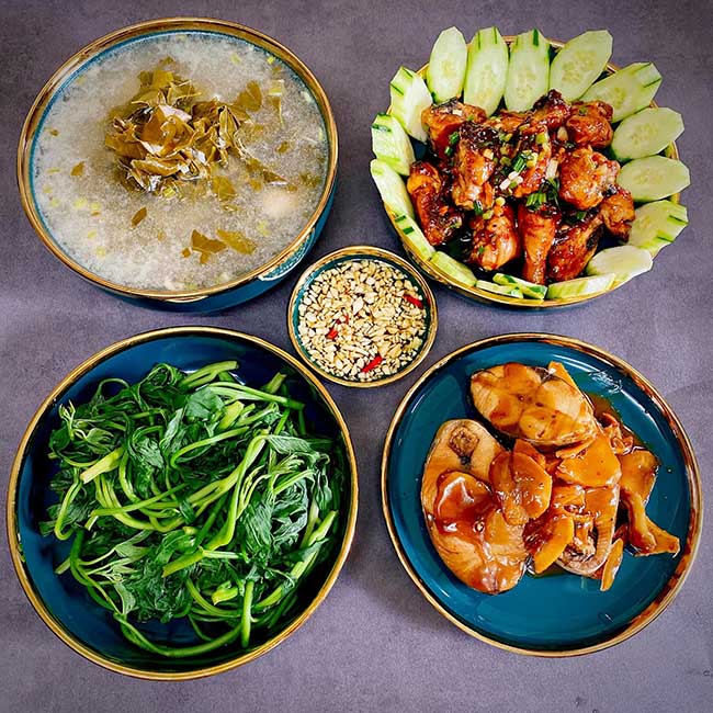 - Canh gà nấu lá giang
- Cá thu kho thơm
- Rau khoai luộc
- Gà chiên nước mắm