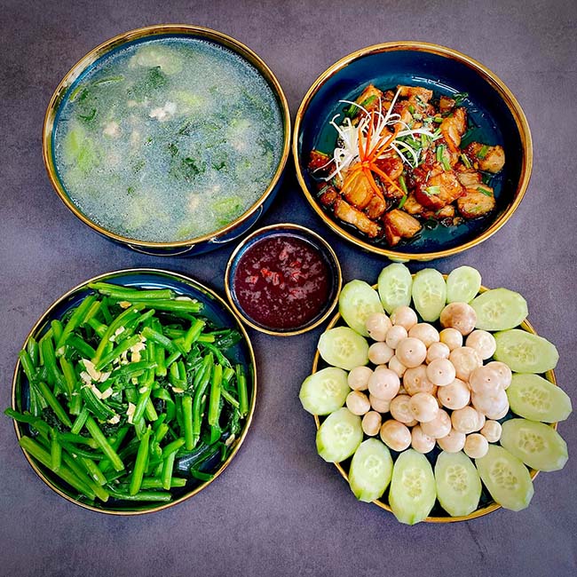 - Canh mùng tơi và ngao
- Thịt ba chỉ cháy cạnh
- Cà pháo
- Rau bí xanh xào tỏi