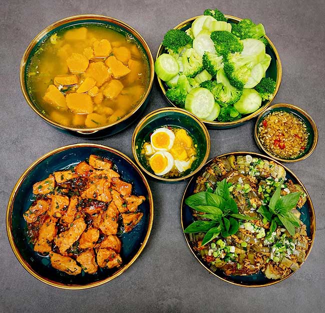 - Canh thịt bằm bí đỏ
- Thịt ram chua ngọt
- Cà tím khía cạnh nhồi thịt chiên
- Súp lơ và bầu luộc chấm trứng lòng đào