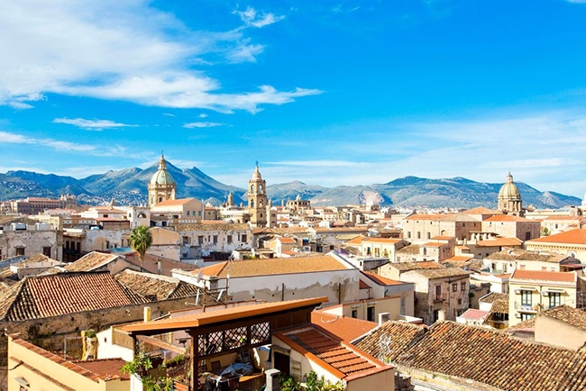 Palermo, Sicily, Ý: Bất kỳ du khách nào đến châu Âu cũng không thể bỏ qua nước Ý, chính điều này đã khiến chi phí du lịch ở quốc gia này tăng cao, đặc biệt là vào mùa cao điểm. Tuy nhiên, đến Palermo, Sicily xinh đẹp, bạn sẽ thấy nhiều điều bất ngờ với mức giá "mềm" hơn các nơi còn lại ở Ý.