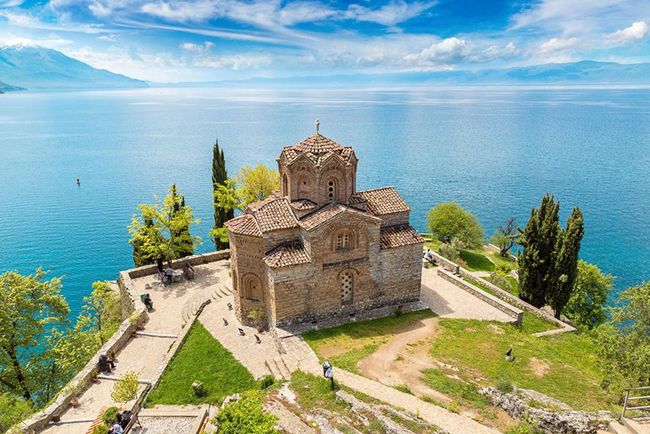 Hồ Ohrid, Macedonia: Hồ Ohrid rộng lớn là viên ngọc quý của Macedonia. Tới đây, du khách sẽ được chiêm ngưỡng nhiều nhà thờ thời trung cổ được vẽ bích họa, một giảng đường La Mã, một pháo đài ngắm cảnh tuyệt đẹp cùng  những con phố yên tĩnh.