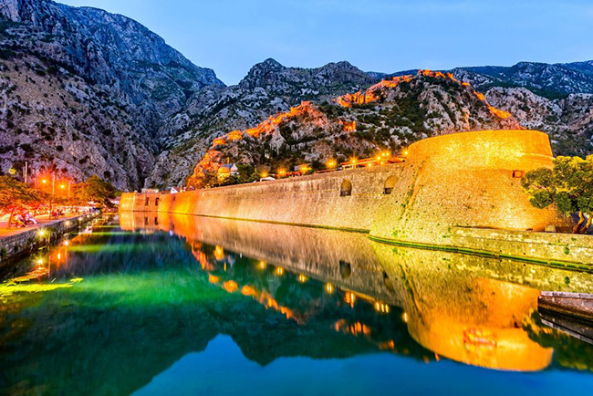 Kotor, Montenegro: Đi du lịch giá rẻ tới Montenegro sẽ không làm bạn thất vọng. Thị trấn Kotor xinh đẹp được bao quanh bởi những đỉnh núi hùng vĩ và những mê cung đường phố sẽ khiến du khách bị quyến rũ quên cả lối về.