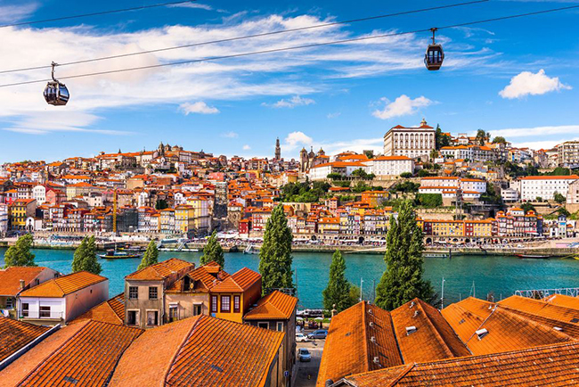 Porto, Bồ Đào Nha: Thành phố lớn thứ 2 của Bồ Đào Nha nằm bên bờ sông Duoro sẽ khiến du khách thỏa mãn khi tận hưởng một kỳ nghỉ thú vị với các món ăn địa phương ngon tuyệt và thưởng thức rượu vang với mức giá tuyệt vời.