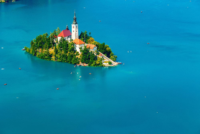 Tây Bắc Slovenia: Nằm giữa Ý, Áo và Croatia, Slovenia nhỏ gọn là một điểm đến hấp dẫn trong bất kỳ hành trình nào qua châu Âu. Đối với những người thích phiêu lưu, hoặc những người chỉ muốn cắm trại trong khung cảnh ven hồ tuyệt đẹp, khu vực phía Tây Bắc là nơi hoàn hảo nhất.