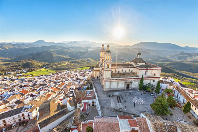Andalucía, Tây Ban Nha: Là tỉnh cực nam của Tây Ban Nha, Andalucía là một điểm đến du lịch với ngân sách thấp hấp dẫn nhất. Khu vực nổi tiếng suốt nhiều năm này có các di tích lịch sử nổi bật rất thu hút du khách.