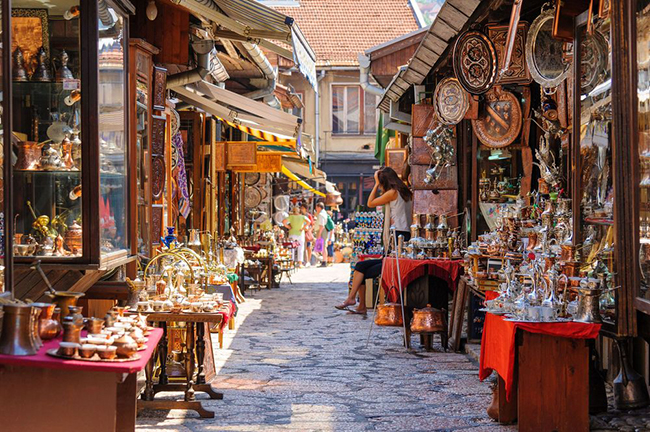 Sarajevo, Bosnia-Herzegovina: Thành phố tuyệt đẹp luôn nhộn nhịp này nằm tại một trong những quốc gia có mức chi phí du lịch rẻ nhất ở Châu Âu. Nếu bạn không muốn bỏ lỡ bất kỳ di tích lịch sử quan trọng nào, hãy đặt trước và tham gia chuyến tham quan có hướng dẫn viên.