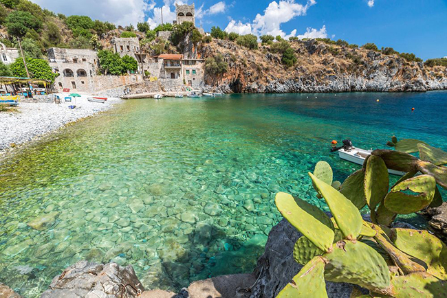 Peloponnese, Hy Lạp: Hy Lạp có những bãi biển đẹp vẫn còn hoang sơ với nhiều điểm tham quan những di tích cổ xưa của Epidaurus và Olympia, những ngôi làng thời trung cổ và thị trấn Byzantine hấp dẫn. Tất cả đều đang chờ đợi du khách đến khám phá với mức chi phí rất "mềm".