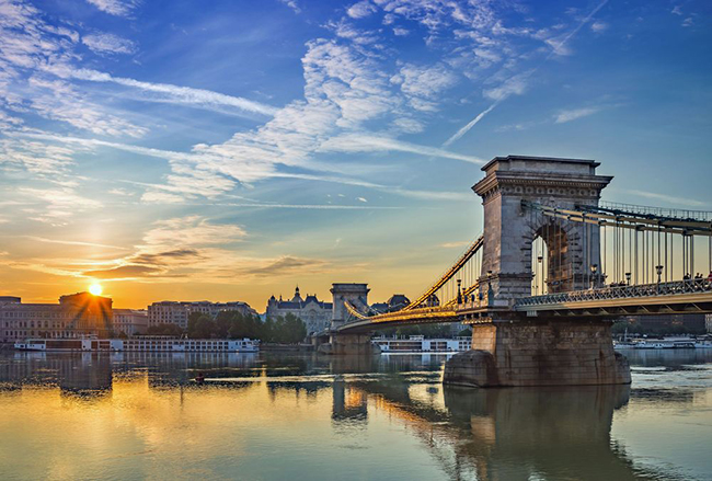 Budapest, Hungary: Nằm dọc theo sông Danube, 2 khu vực Buda và Pest cùng nhau tạo thành một trong những thủ đô hấp dẫn nhất ở châu Âu. Du khách tới đây có thể chiêm ngưỡng rất nhiều khung cảnh tuyệt đẹp với mức giá vô cùng phải chăng.