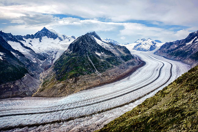 Aletsch Glacier, Thụy Sĩ: Trải dài khoảng 22km, Aletsch Glacier là sông băng lớn nhất trong dãy Alps. Di sản thế giới được UNESCO công nhận này được tạo thành từ 3 sông băng nhỏ hơn và từ từ chảy xuống dốc.