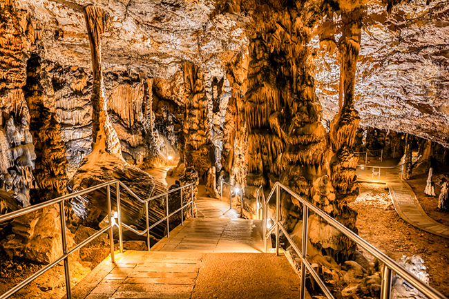 Hang động Aggtelek Karst và Slovak Karst, Hungary và Slovakia: Với hơn 1.000 hang động tạo nên mạng lưới rộng lớn, hệ thống hang Aggtelek Karst và Slovak Karst được coi là một trong những hang động băng đẹp nhất thế giới.
