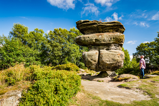 Brimham Rocks, Anh: Không nơi nào hình ảnh thiên nhiên đặc biệt thú vị rõ ràng hơn ở Brimham Rocks, khi các thành tạo đá được hình thành bất chấp trọng lực tạo nên những cảnh tượng thú vị.
