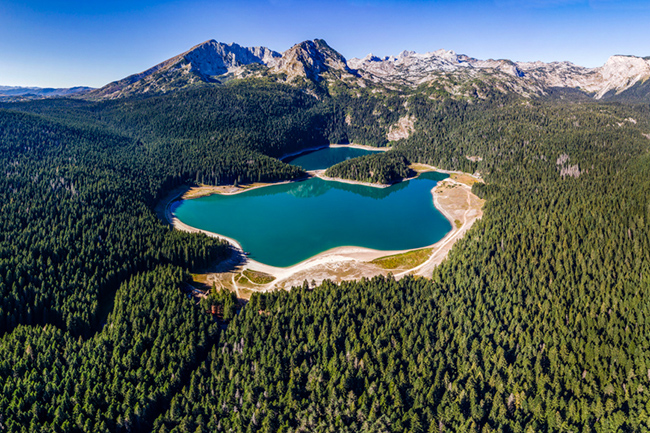 Vườn quốc gia Durmitor, Montenegro: Khi du khách đi bộ giữa một trong những khu rừng thông đen nguyên sơ cuối cùng của châu Âu, bạn sẽ được chiêm ngưỡng hơn 10 hồ nước lấp lánh thuộc về vườn quốc gia Durmitor, một kỳ quan độc đáo và là di sản Thế giới được UNESCO công nhận.