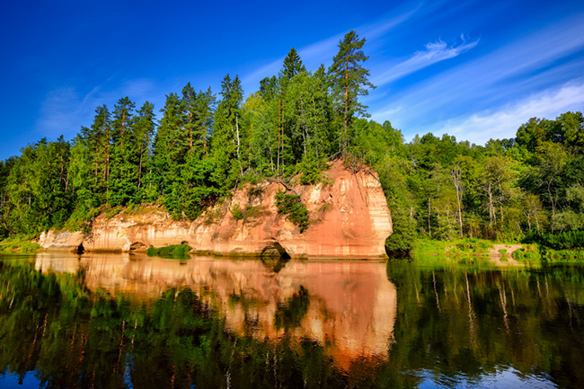 Vườn quốc gia Gauja, Latvia: Vườn quốc gia Gauja bảo vệ con sông dài nhất và hang động lớn nhất của Latvia, bản thân nơi này cũng rất thu hút với khối đá Sietiniezis đầy ấn tượng. Đây là một vách đá tự nhiên với các cột trụ, hốc tường và hang động hấp dẫn.