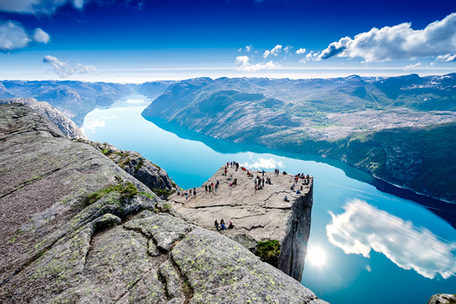 Preikestolen, Na Uy: Có thể cảm nhận được cảm giác hồi hộp khi đứng tại Preikestolen, một cao nguyên cao khoảng 600m trên một vịnh hẹp ở phía nam Na Uy. Gần 300.000 du khách đến đây mỗi năm để chiêm ngưỡng quang cảnh ấn tượng này.