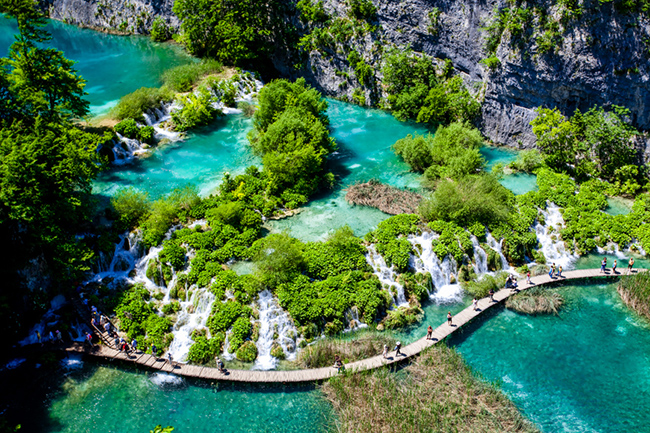 Vườn quốc gia Plitvice Lakes, Croatia: Ẩn mình giữa hai ngọn núi là 16 hồ nước xếp tầng tạo nên vườn quốc gia Plitvice Lakes. Các hồ nước trong xanh nguyên sơ được ngăn cách bởi các đập tự nhiên bằng đá và bao quanh bởi các thác nước, rừng sồi và linh sam cùng các hang động ẩn.