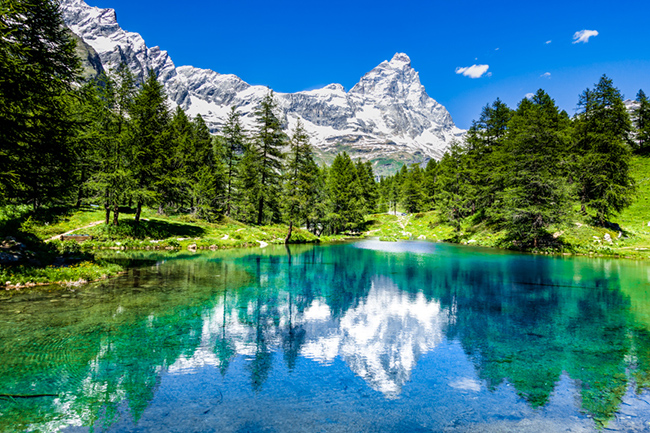 Matterhorn, Thụy Sĩ và Ý: Đỉnh núi đầy ấn tượng của Matterhorn - ngọn núi mang tính biểu tượng nằm giữa Thụy Sĩ và Ý đã truyền cảm hứng cho nhiều thế hệ nghệ sĩ, nhà văn và nhà leo núi. Mỗi năm, có khoảng 3.000 người đi bộ đường dài cố gắng leo núi để tận hưởng cảm giác tuyệt vời này.