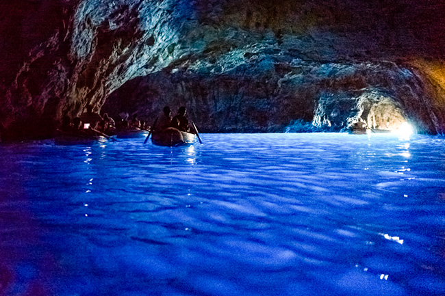 Blue Grotto, Ý: Capri’s Blue Grotto đẹp như một câu chuyện cổ tích. Ánh sáng chiếu qua các lỗ trong hang động biển này mang lại cho mặt nước màu xanh lam rực rỡ những vệt sáng lấp lánh ánh bạc.