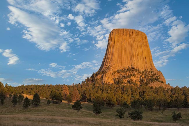 Devils Tower (Tháp Quỷ) là một khối đá có kích thước ngoạn mục, tọa lạc một mình ở phía tây vắc Wyoming, Mỹ.