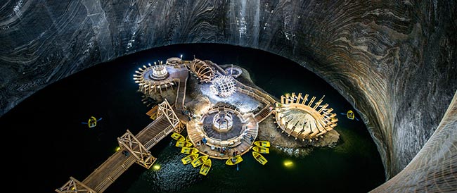 Salina Turda, Romania là một trong những mỏ muối lâu đời nhất ở châu Âu nhưng đã bị ngừng khai thác từ năm 1932, sau khoảng 2000 năm khai thác bắt đầu từ thời tiền La Mã.