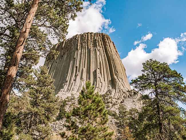 Có rất nhiều đường mòn vòng quanh tháo Quỷ, rất dễ dàng để bạn ngắm ngọn núi này ở một góc độ khác.