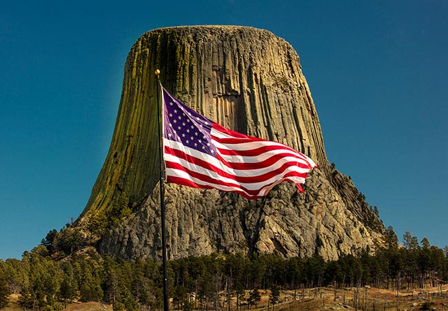 Ngọn núi có hình dạng khác thường, hình thành từ những tầng địa chất bazan, cao 386m so với vùng đất xung quanh và cao 1559m so với mực nước biển.