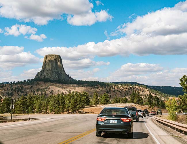 Các bức tường của Tháp Quỷ có rất nhiều rãnh. Theo truyền thuyết Dakota, đó là dấu vết do móng vuốt của gấu để lại khi cố gắng trèo lên để tiếp cận và ăn thịt các cô gái đang trốn ở trên. Các cô gái đã cầu xin thần linh giúp đỡ để đưa mình đến nơi an toàn. Vì thế, thần linh đã hóa phép cho ngọn núi này “mọc” lên tận trời cao.