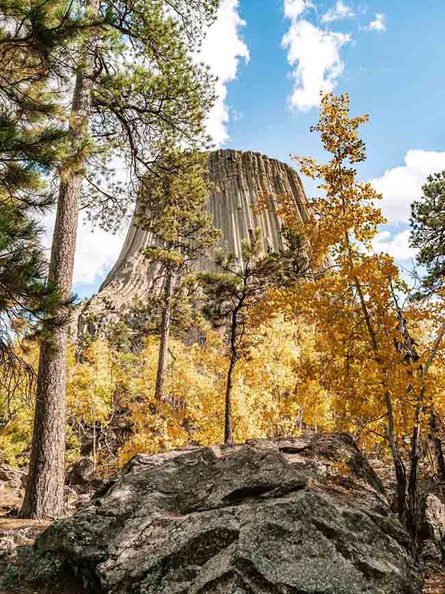 Ngày 4/7/1893, William Rogers – một người chăn gia súc địa phương đã trở thành người đầu tiên leo lên Tháp Quỷ chỉ bằng một chiếc thang khá thô sơ. Bắt đầu từ năm 1937, những cuộc thi leo núi tại Tháp Quỷ mới thực sự bắt đầu.