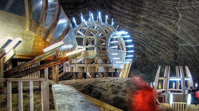 Ước tính mỏ muối Salina Turda có diện tích 45km2 với độ sâu 120m, trong một vực sâu được bao bọc bởi những bức tường muối sẫm màu.