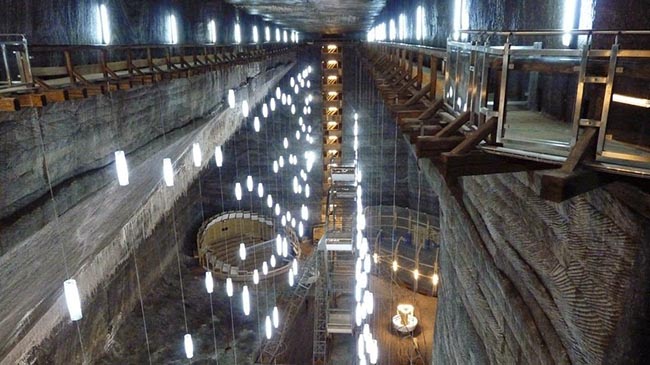 Thông qua những tour du lịch, bạn sẽ được hướng dẫn di chuyển tới những khu vực có các khối thạch nhũ khổng lồ.