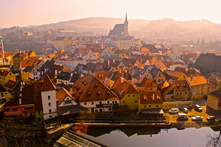 Thị trấn Český Krumlov quyến rũ nằm ẩn mình trong vùng Nam Bohemia của Cộng hòa Séc. Đến đây, du khách sẽ được tận hưởng bầu không khí như trong truyện cổ tích với những con đường lát đá, các ngôi nhà hình bánh gừng và cây cầu độc đáo.