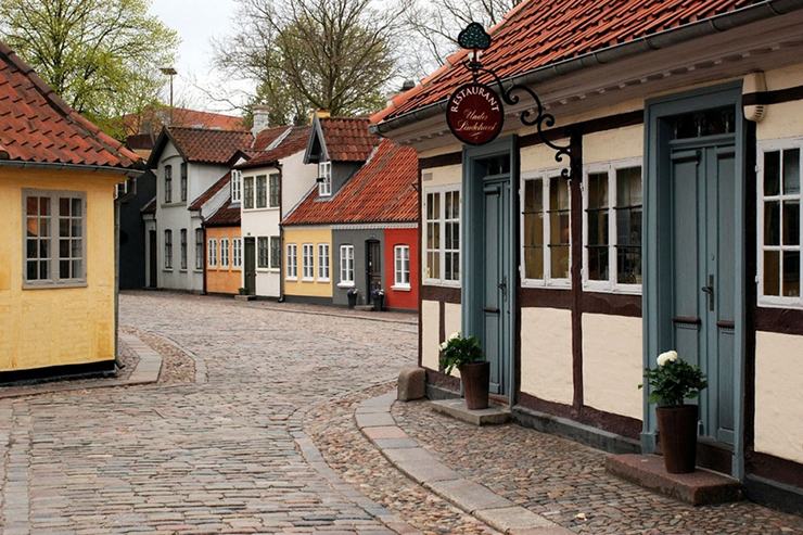 Mặc dù Odense là thành phố lớn thứ 3 ở Đan Mạch, nhưng nó có một nét duyên dáng đặc biệt mà không thể tìm thấy ở bất kỳ nơi nào khác trên cả nước. Một kho báu thực sự.