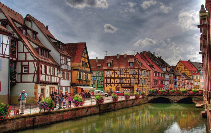 Colmar, nằm ở vùng Alsace của Pháp, mang đến sự pha trộn độc đáo giữa kiến trúc, văn hóa và tinh thần của cả hai quốc gia Pháp và Đức. Thị trấn đầy những màu sắc sặc sỡ này được gọi là một trong những viên ngọc ẩn của Pháp.