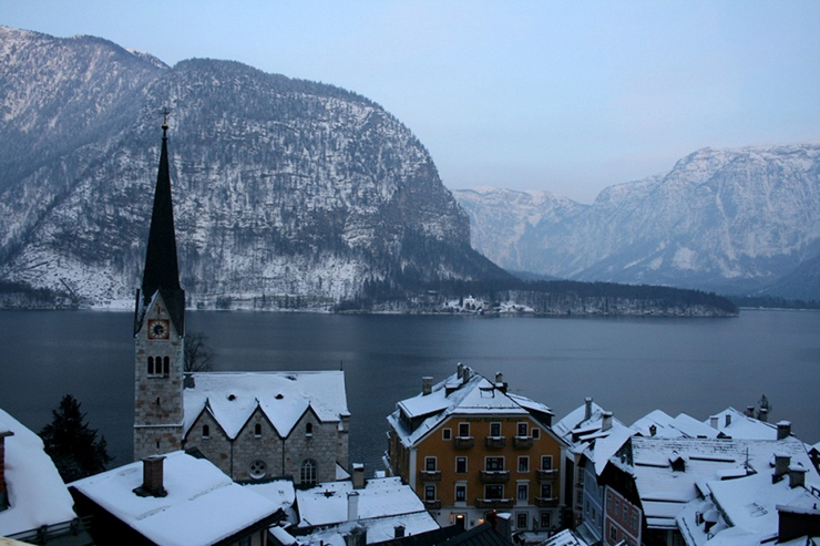 Hallstatt đáng yêu là một thị trấn nhỏ đẹp như tranh vẽ ở Áo, đã được UNESCO công nhận là Di sản Thế giới. Không nghi ngờ gì nữa, đây là một trong những ngôi làng đẹp nhất ở Áo, nằm giữa một ngọn núi cao chót vót và một hồ nước trong veo.