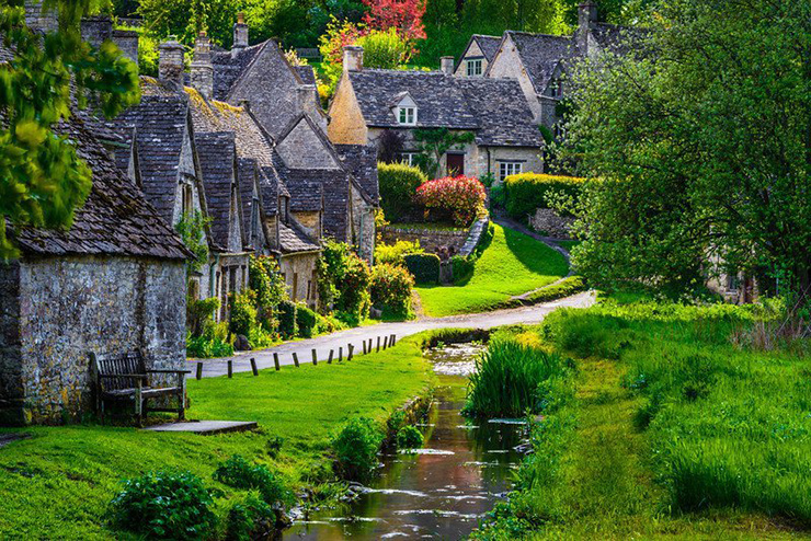 Bibury, Anh là nơi tràn ngập nét quyến rũ của thế giới cổ tích và được coi là thị trấn tuyệt vời nhất ở quốc gia này. Trong ảnh, bạn có thể thấy một trong những con phố đặc biệt nổi tiếng đối với các nhiếp ảnh gia và khách du lịch.
