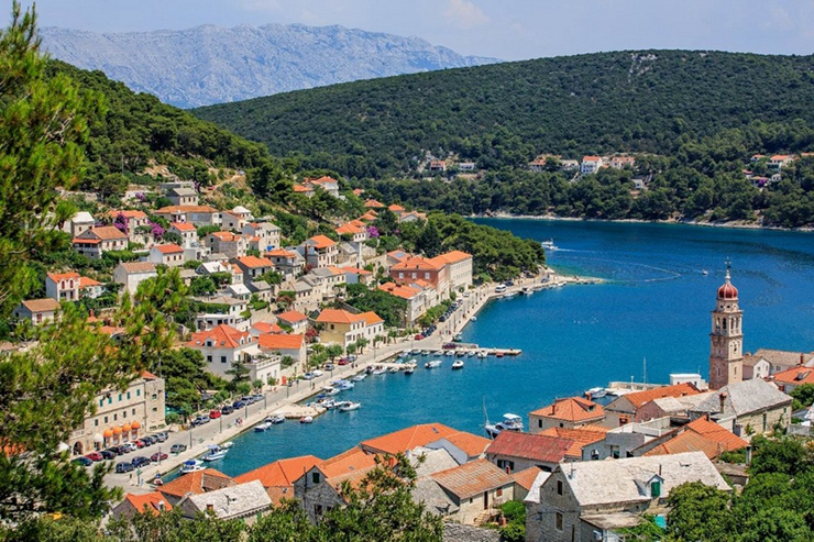 Du lịch Croatia hiện đang phát triển nhanh chóng trên toàn thế giới, đặc biệt là thị trấn có tên 'Pučišća', nằm trên bờ biển Adriatic. Du khách đến đây sẽ bị mê hoặc bởi vẻ đẹp dịu dàng của nó.