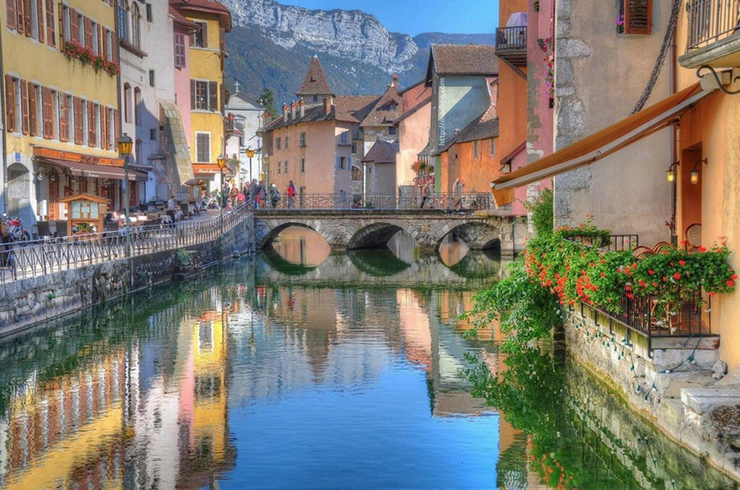 Annecy, Pháp được xây dựng xung quanh một lâu đài thế kỷ XVI. Đường phố ở đây tràn ngập vẻ cổ kính quyến rũ khó tả, và dãy núi Alps bao quanh thị trấn càng điểm tô thêm cho khung cảnh đẹp như tranh vẽ một cách hoàn hảo này.