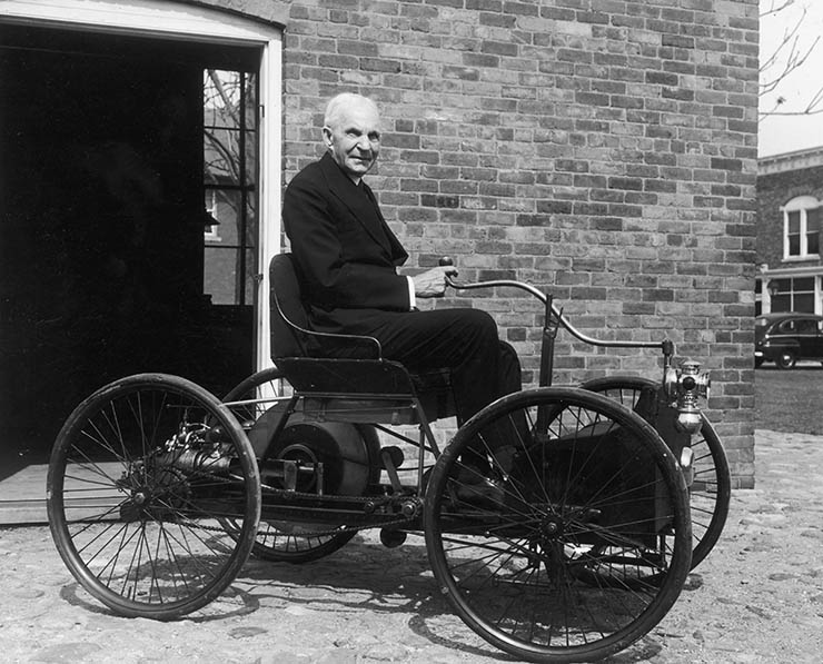 15. Henry Ford

&Ocirc;ng đ&atilde; c&aacute;ch mạng h&oacute;a ng&agrave;nh sản xuất v&agrave; đổi mới c&ocirc;ng ty xe hơi của m&igrave;nh. Những tất cả những g&igrave; &ocirc;ng l&agrave;m được trong ng&agrave;nh &ocirc; t&ocirc;, thật kh&oacute; c&oacute; thể tin rằng &ocirc;ng kh&ocirc;ng c&oacute; nền tảng kỹ thuật hay được học một c&aacute;ch đ&agrave;ng ho&agrave;ng. &Ocirc;ng rời cửa h&agrave;ng của gia đ&igrave;nh năm 16 tuổi, chuyển đến Detroit v&agrave; trở th&agrave;nh người học việc trong một cửa h&agrave;ng m&aacute;y m&oacute;c. Sau đ&oacute;, &ocirc;ng chế tạo chiếc &ocirc; t&ocirc; đầu ti&ecirc;n v&agrave;o năm 1896.
