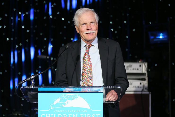 2. Ted Turner

Ted kh&ocirc;ng bỏ đại học nửa chừng m&agrave; thực chất l&agrave; bị đuổi khỏi Đại học Brown do bị ph&aacute;t hiện c&oacute; một c&ocirc; g&aacute;i trong k&yacute; t&uacute;c x&aacute; của m&igrave;nh. May mắn thay, sau đ&oacute; &ocirc;ng đ&atilde; l&agrave;m việc cho c&ocirc;ng ty quảng c&aacute;o của cha m&igrave;nh, sau n&agrave;y đổi th&agrave;nh C&ocirc;ng ty Ph&aacute;t thanh Truyền h&igrave;nh Turner, ra mắt mạng tin tức c&aacute;p 24 giờ đầu ti&ecirc;n - CNN.
