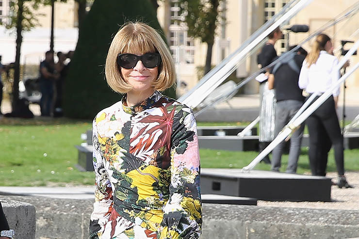 3. Anna Wintour

B&agrave; l&agrave; tổng bi&ecirc;n tập đầy quyền lực của tạp ch&iacute; Vogue danh tiếng. B&agrave; từng theo học trường nữ sinh North London Collegiate nhưng chưa bao giờ học đại học.&nbsp;L&agrave; con g&aacute;i của một bi&ecirc;n tập vi&ecirc;n b&aacute;o ch&iacute;, b&agrave; nhanh ch&oacute;ng vươn l&ecirc;n nhờ c&aacute;c ấn phẩm thời trang chất lượng.
