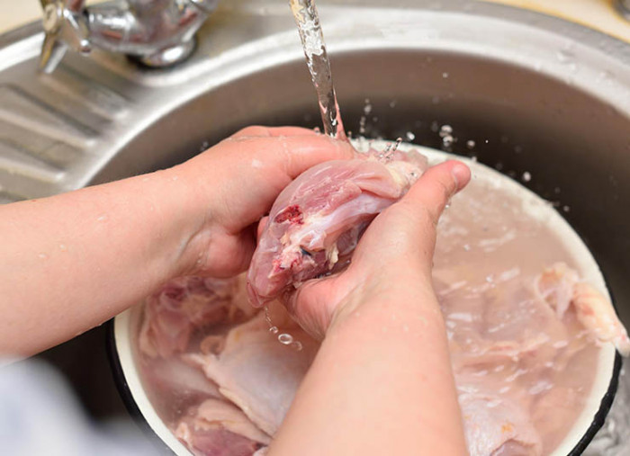 Chuyên gia chỉ ra lý do không nên rửa thịt gà trước khi nấu