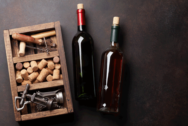 11. Cắt giảm rượu bia: Uống nhiều rượu là một trong những yếu tố nguy cơ chính gây ung thư trực tràng; một nghiên cứu cho thấy rằng, uống nhiều hơn 4 ly mỗi ngày làm tăng nguy cơ lên 21%. Các nhà nghiên cứu chỉ ra rằng, vi khuẩn trong ruột biến rượu thành chất gây ung thư acetaldehyd. Hạn chế uống chỉ còn tối đa 1 hoặc 2 ly mỗi ngày để ngăn chặn những độc tố đó tích tụ.