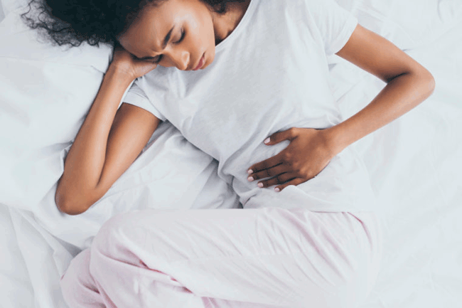 3. Buồn nôn và nôn liên tục: Nếu chỉ cảm thấy buồn nôn và nôn thì rất hiếm khi là  triệu chứng của ung thư túi mật, nhưng khi kết hợp với các dấu hiệu khác, như đau bụng trên và vàng da thì bạn cần lưu ý hơn đến nguy cơ này. Nếu bạn phát hiện thêm các triệu chứng giống như bệnh đau dạ dày kết hợp với màu trắng của lòng trắng mắt bất thường, bạn cần đến gặp bác sĩ càng sớm càng tốt.