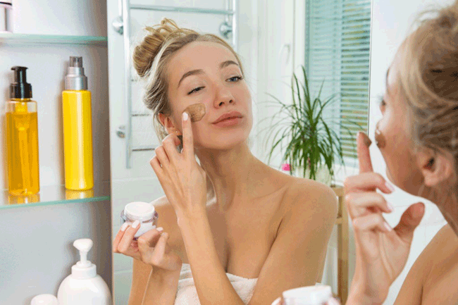 15. Chỉ sử dụng mỹ phẩm: Thật tuyệt khi bạn sử dụng các loại mỹ phẩm có kèm độ SPF, nhưng đừng chỉ phụ thuộc vào điều đó để bảo vệ làn da của bạn. Nhiều loại mỹ phẩm chỉ có khoảng SPF 15 trong khi Học viện Da liễu Hoa Kỳ khuyến nghị ít nhất 30 SPF mỗi ngày.