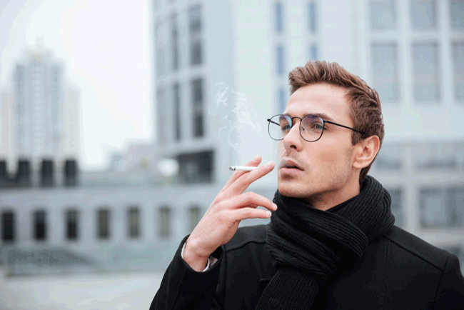 2. Hút thuốc: Không chỉ có nguy cơ mắc ung thư phổi, hút thuốc cũng có khả năng tăng nguy cơ mắc ung thư da một khả năng khủng khiếp. Theo Tổ chức Ung thư Da Thế giới, hít phải khói thuốc lá thường xuyên có thể làm tăng nguy cơ phát triển ung thư biểu mô tế bào vảy trên môi của bạn lên đến 52%.