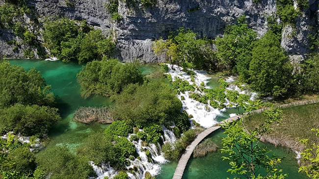 Công viên quốc gia hồ Plitvice, Croatia: Đây là một nơi có cảnh quan rất tuyệt diệu với 16 hồ được kết nối qua một thác nước lộng lẫy.