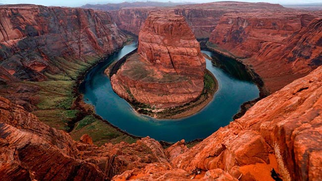 Horseshoe Bend, Arizona: Nằm gần lối vào công viên quốc gia Grand Canyon, Horseshoe Bend rất ấn tượng với những núi đá sa thạch hàng triệu năm tuổi.