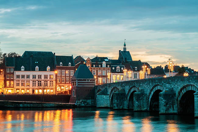 1.Maastricht, Hà Lan
Maastricht là một trong những thành phố lâu đời nhất ở Hà Lan, có nhiều tòa nhà cổ kính, bảo tàng, đặc biệt là nhà thờ màu đỏ nổi tiếng Sint Janskerk.